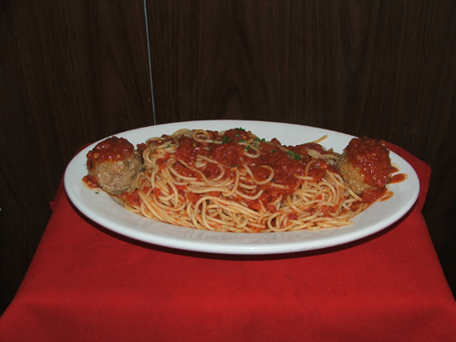 Spaghettini Polpettine with meatballs and tomato sauce.